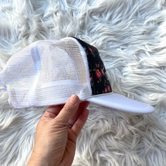 VANS Off the Walls Classic Mesh Adjustable Snap Back Trucker Hat by OTTO - Picture 4 of 9